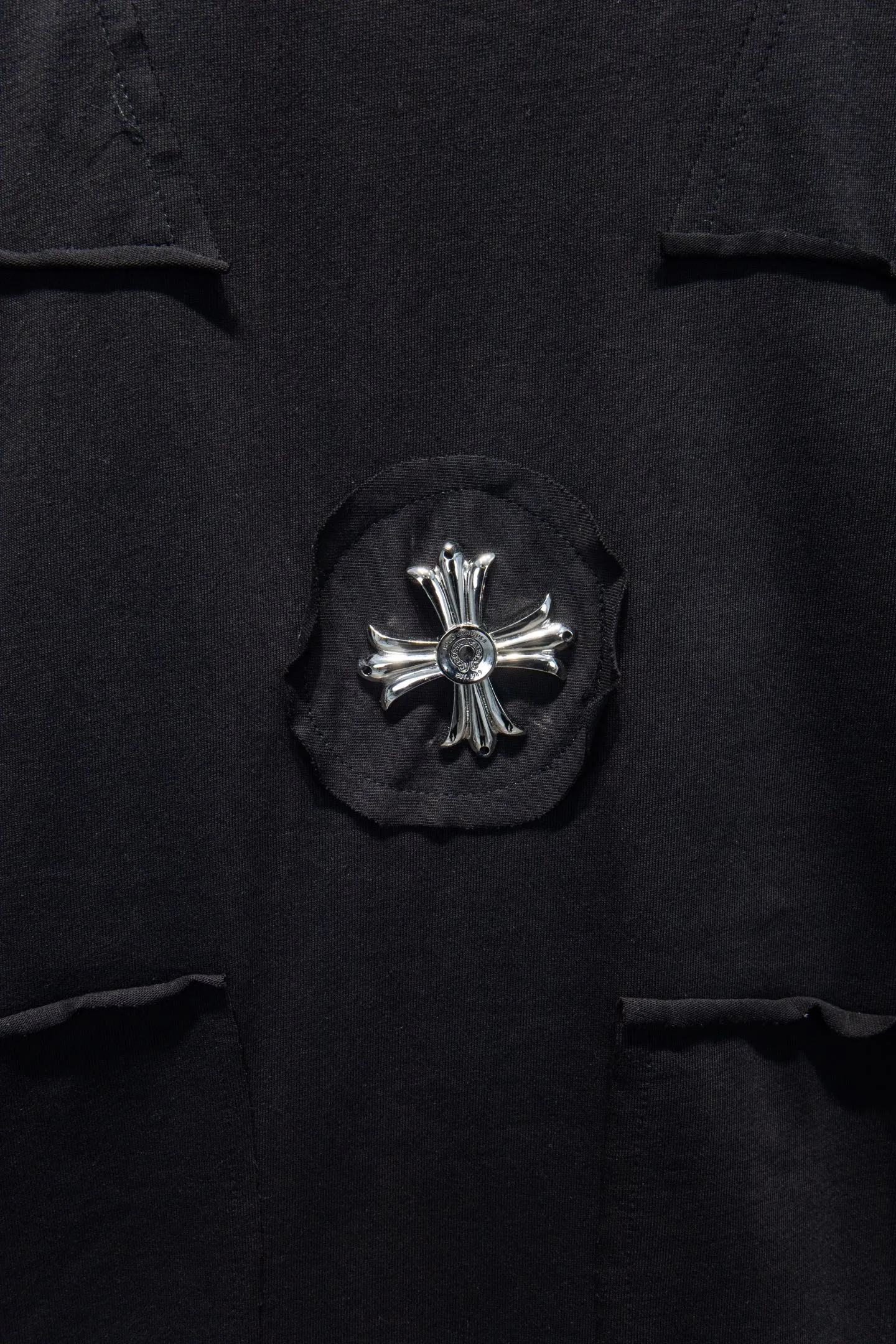 P170 Chrome hearts 25FW This year's popular Chrome heart style is too 🉑️. The imported leather label on the front chest is made of ZP material. 1:1 restoration makes it easy to touch. It has great resistance and is different from the market's very smooth feel. The letters are machine embroidered with leather material after adjusting according to the original details. The thickness is moderate. The hardware is imported. The back panel is spliced and patched. It is time-consuming and laborious and greatly increases the difficulty of clothing. The back panel is specially imported machine embroidery. The hardware is added with handcrafts and the cost is extremely high. Made of 32-count double yarn and 260-gram weight fabric, it is super comfortable. It is very comfortable and soft to wear in spring and summer. You will not feel stuffy. It is very comfortable to wear and absorbs sweat, so it is more suitable to wear. It can be used as a base in spring and can be worn casually on the street. The color is eye-catching 👍 The simple version is full of fashion and very comfortable to wear. It is well-designed and refuses to be monotonous and vulgar. It does not make ordinary styles. Modern elements and design sense come to the face, giving the piece of clothing a unique fashion color~ Color: White Black Size Chart: S M L XL
